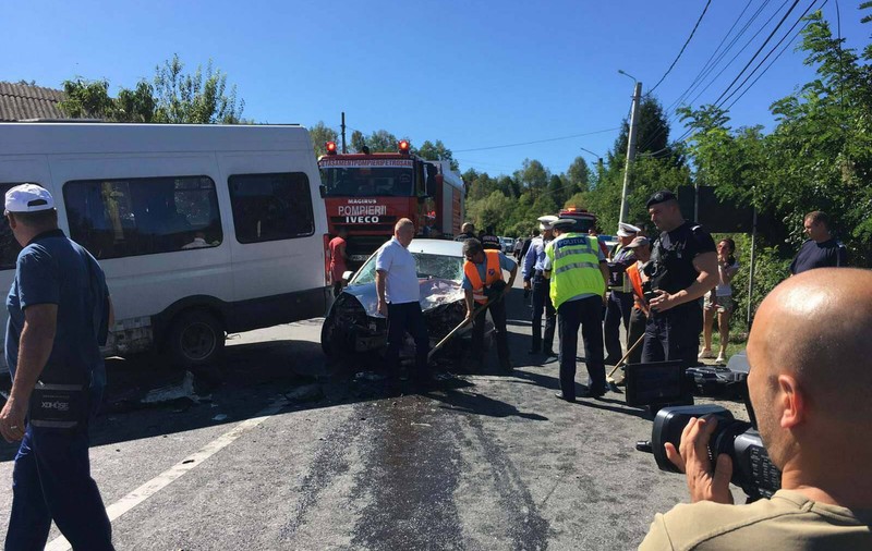 13 răniți după ce un microbuz s-a lovit de o mașină, lângă Aninoasa. Plan roșu de intervenție