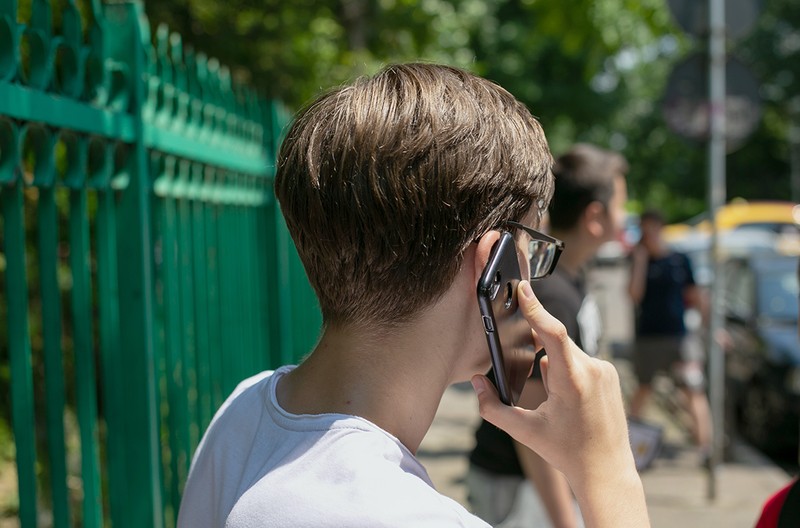 Bogdan vorbește la telefon cu bunica lui