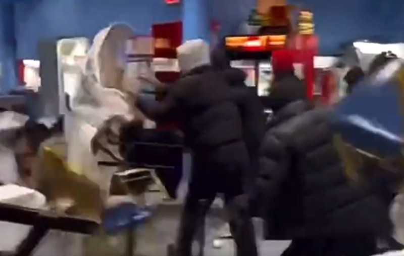Zeci de tineri mascați au distrus un restaurant chinezesc din New York. Atacul a fost filmat, dar NYPD n-a făcut nicio arestare