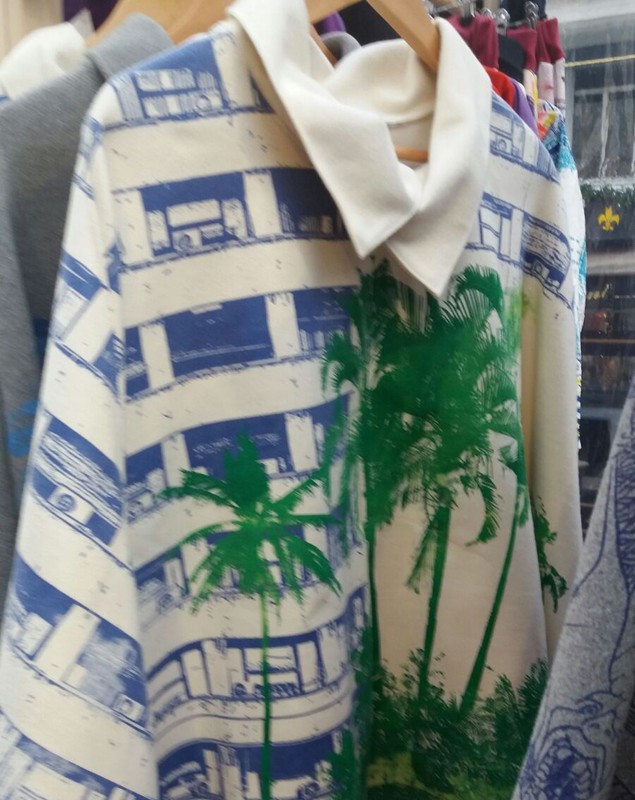 FOTO/Târgul de Crăciun din Saint-Denis - Paris are puțin din farmecul românesc. Un artizan francez imprimă haine cu imagini din București