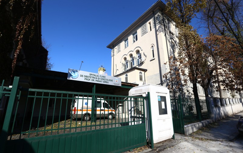 O moașă de la Maternitatea Giulești a fost depistată cu stafilococ auriu