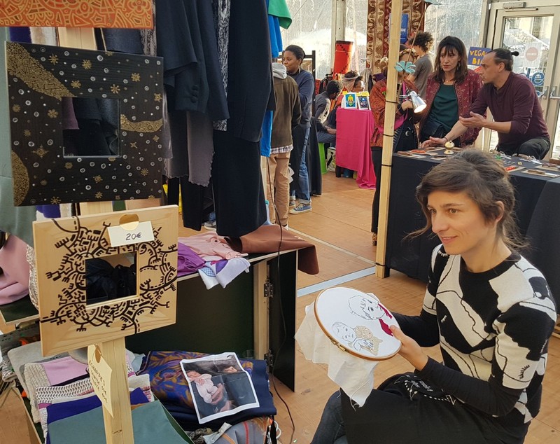 FOTO/Târgul de Crăciun din Saint-Denis - Paris are puțin din farmecul românesc. Un artizan francez imprimă haine cu imagini din București