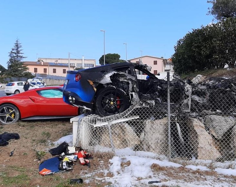 Două Ferrari care se întreceau pe un drum de țară din Italia au ratat o curbă și au zburat în gardul unei vile, apoi unul a luat foc | VIDEO