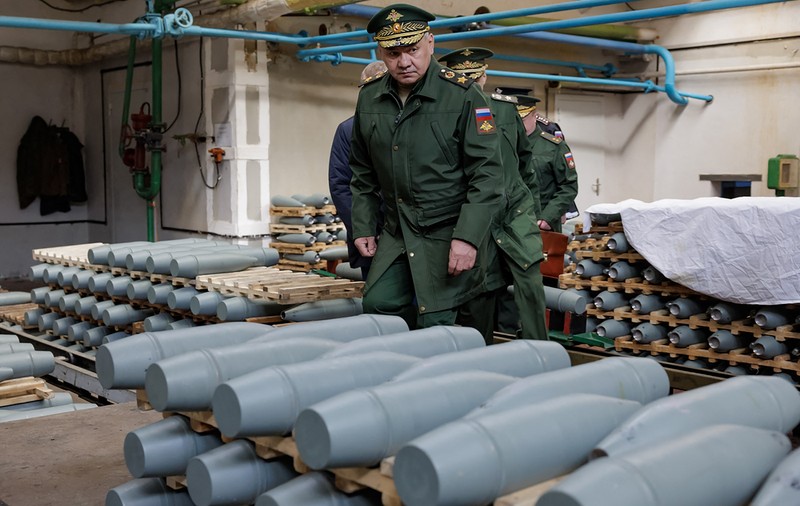 Rusia susține că și-a crescut producția de obuze de artilerie cu aproape 150%, fabricând „acum într-o lună cât într-un an"