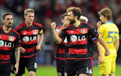 epa04933741 Leverkusen's Admir Mehmedi (R) celebrates with his teammates after scoring the opening goal during the UEFA Champions League group E soccer match between Bayer Leverkusen and BATE Borisov in Leverkusen, Germany, 16 September 2015. EPA/FEDERICO GAMBARINI