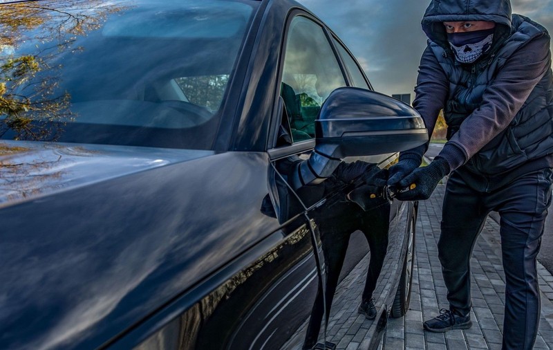 Un șofer din Iași a lăsat motorul pornit și a plecat 7 minute, iar puțin mai târziu mașina era făcută praf