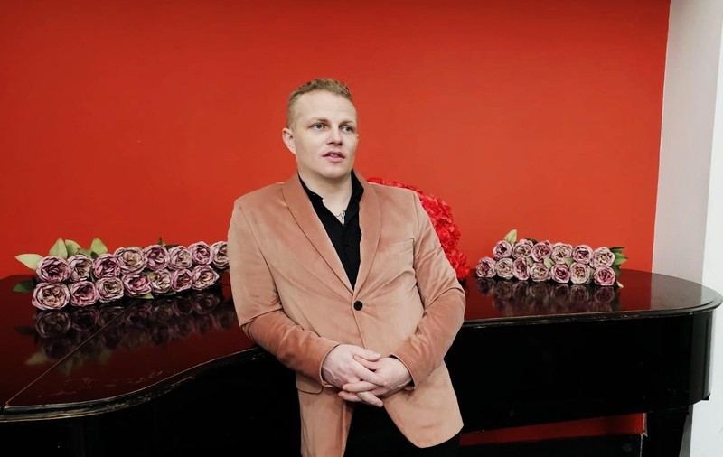 Tenorul Ştefan von Korch lansează o invitaţie video la concertul “CHANSONS D’AMOUR” din 3 februarie de la Sala Dalles