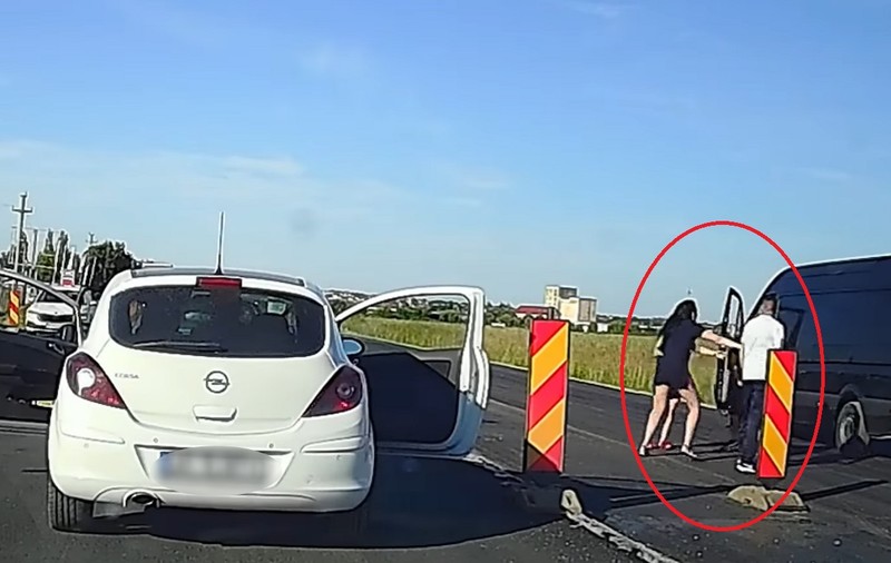 VIDEO | O tânără șoferiță din Arad a sărit la bătaie, după ce a vrut să depășească prin dreapta un BMW, pe o șosea în construcție din Timiș
