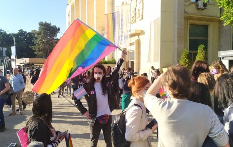 Marş al comunităţii LGBTQ la Iași. Contramanifestanții au aruncat cu agheasmă