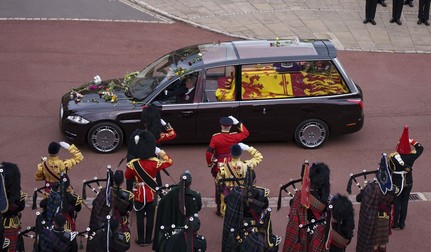 După slujba de la Westminster Abbey, sicriul reginei a fost mutat din carul funerar în mașină, spre Castelul Windsor