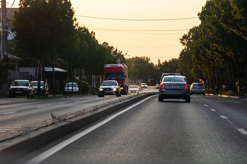 În România se conduce pe partea dreaptă de la apariţia automobilului