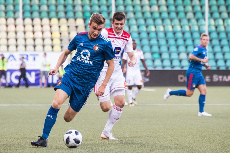 Dylan Vente (stânga), de la Feyenoord, contra lui Lukas Skovajsa, într-un meci din 2018, din Europa League, turul III preliminar, manșa tur