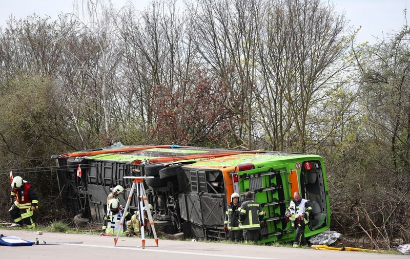Cel puțin 5 morți într-un grav accident petrecut în Germania. Un autocar cu zeci de pasageri s-a răsturnat pe autostradă