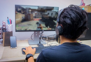 Tinerii din China își umplu timpul jucând jocuri online