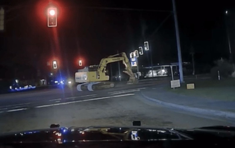 Un bărbat a „fugit” de poliție la volanul unui excavator care mergea cu 4,8km/h: ce au făcut oamenii legii când l-au văzut | VIDEO