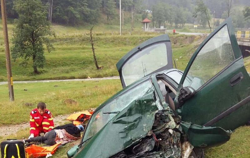 Accident cu patru victime pe DN 1A. Un autoturism a lovit un tir/ FOTO