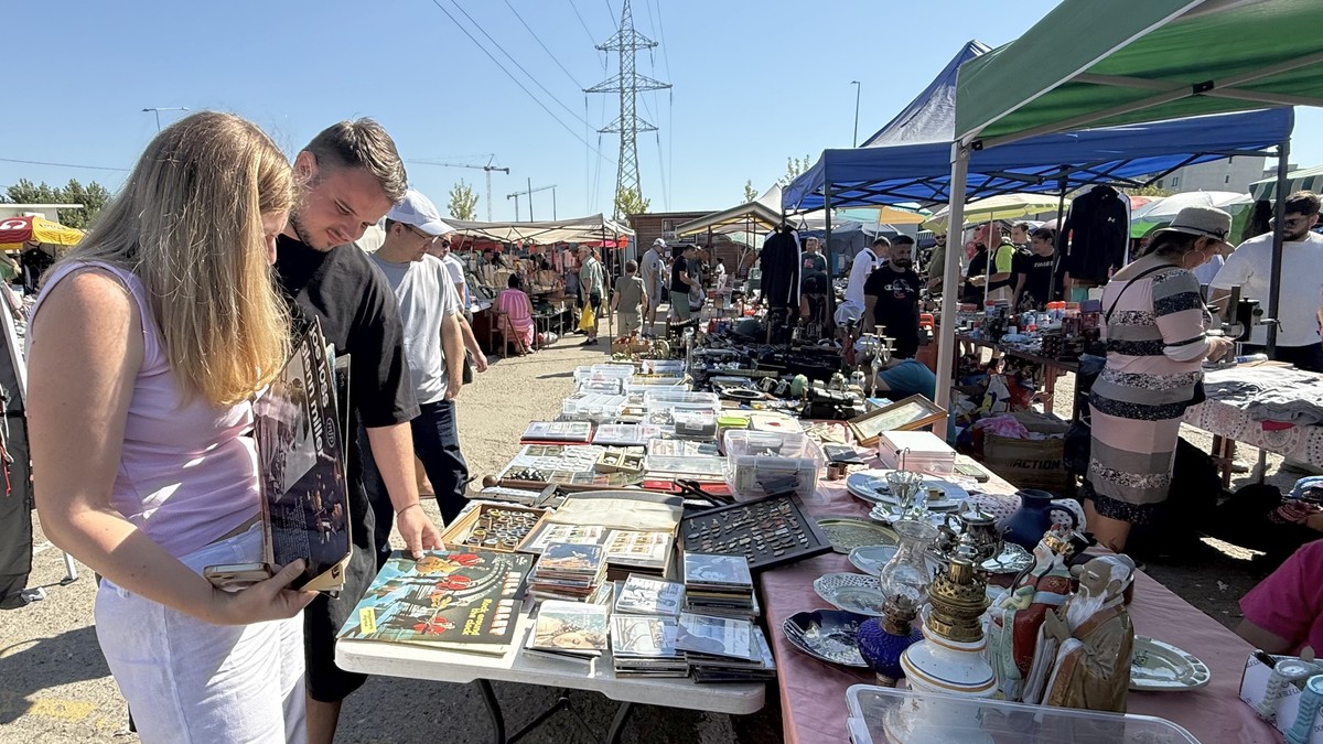 Vinilul se întoarce, iar tinerii sunt interesați să cumpere discuri pentru pick-up. Foto: Andrei Crăițoiu