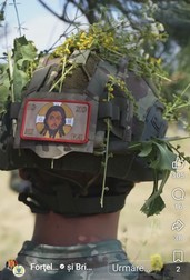 Ecuson cu steagul rusesc pe casca unui militar român. Sursa foto: captură video Facebook / Forţele Terestre Române