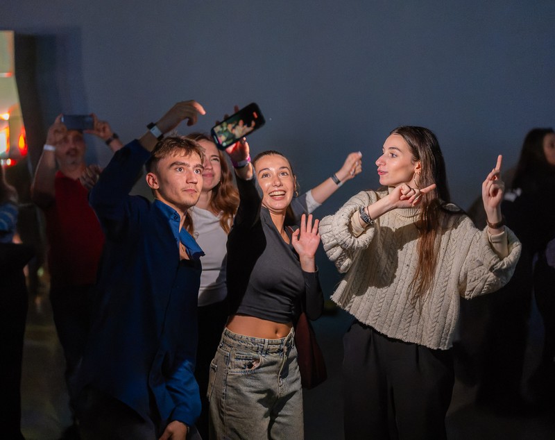 Emoțiile și frământările tinerilor din ziua de azi, într-un show imersiv ZBOR la MINA București