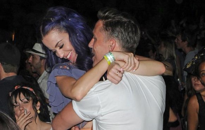 Iubitul lui Katy Perry a fost luat la mişto de prieteni din pricina noii idile!