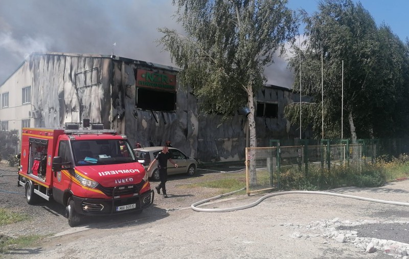 Incendiu puternic la o fabrică de furnir din Brăila. O persoană a fost găsită carbonizată. VIDEO