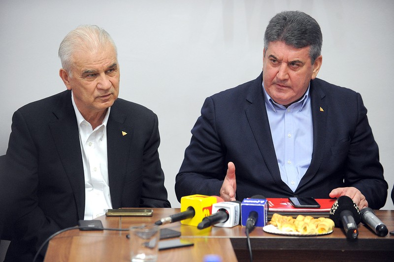 Anghel Iordănescu și Gabriel Oprea, într-o conferință de presă susținută luna aprilie, la Iași. Foto: Agerpres
