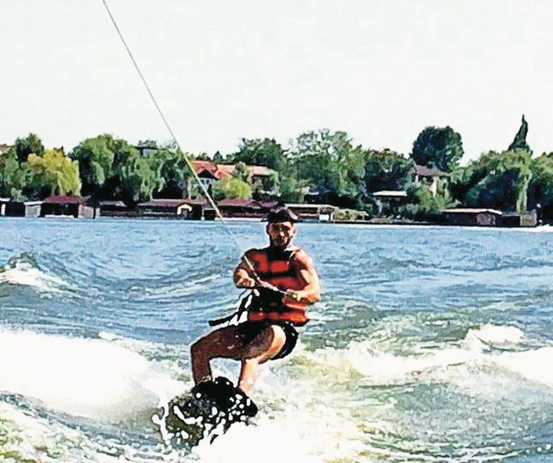 Schi nautic? Încercat! Urmează să se dea cu zmeul pe apă, când va avea bani să-și ia echipament...