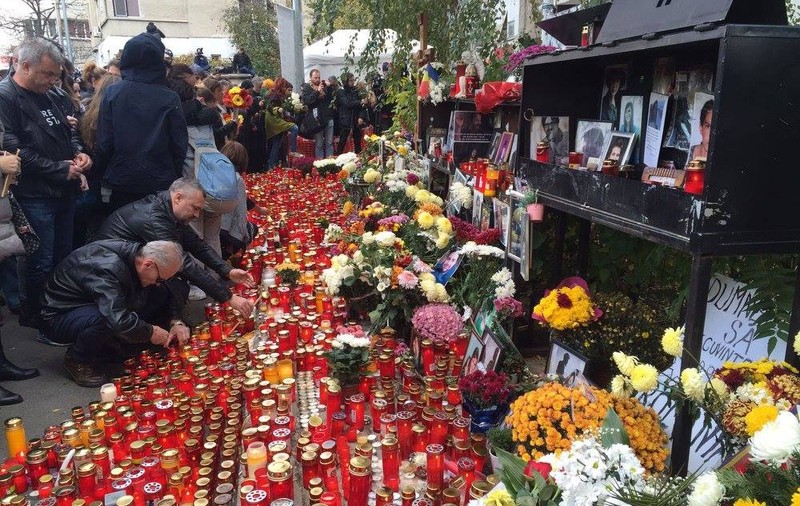 Un an de la Colectiv. Peste 5.000 de oameni s-au recules în fața clubului. Moment emoționat la ora 22.32