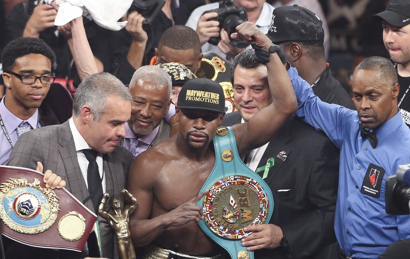 Floyd Mayweather merge pe apă! / VIDEO ȘI FOTO