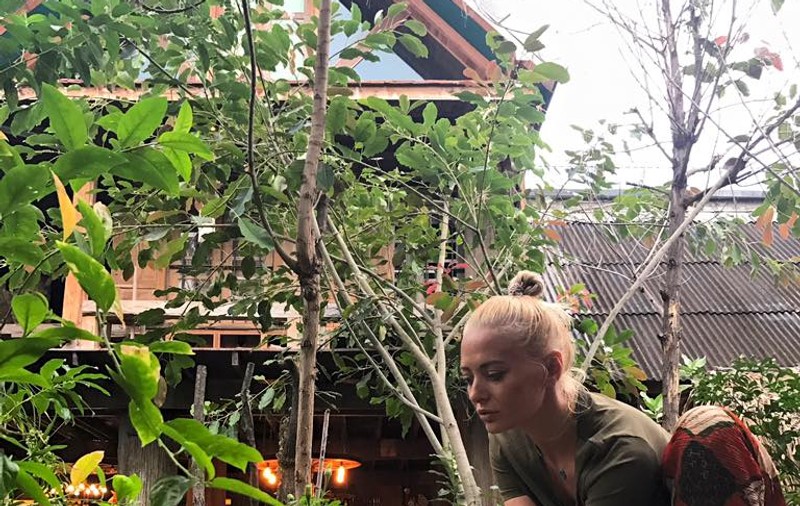 Delia s-a dat în spectacol în Thailanda. "De ce învârți cuțitul?"
