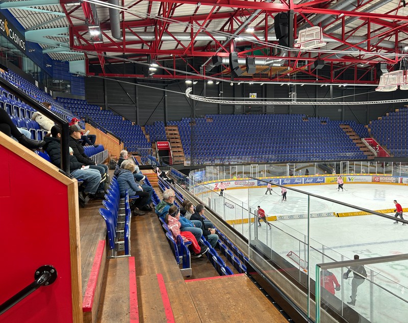Cum am petrecut de ziua hocheiului elvețian pe gheața patinoarului din Rapperswil alături de 300 de copii: „Hop, Rappi!”