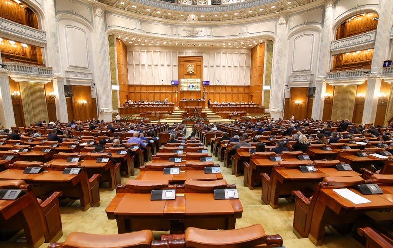Zeci de parlamentari nu au vorbit deloc în plen în 2025, dar primesc salarii de 11.000 de lei pe lună