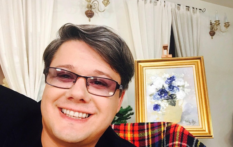EXCLUSIV/ Fuego chiar împodobește bradul. „Mamei mele nici nu-i place să împodobească bradul, eu fiind cel care face asta de Crăciun”