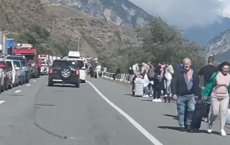 Ruşii au format cozi la graniţă pentru a trece în Georgia