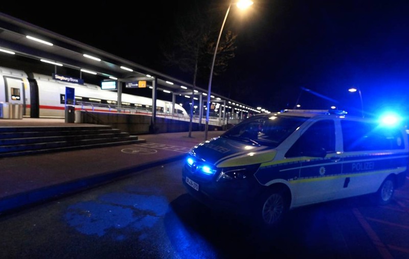 Un tânăr a fost încuiat în toaleta unui tren de mare viteză după ce a aruncat cu petarde și a rănit 12 oameni, în Germania