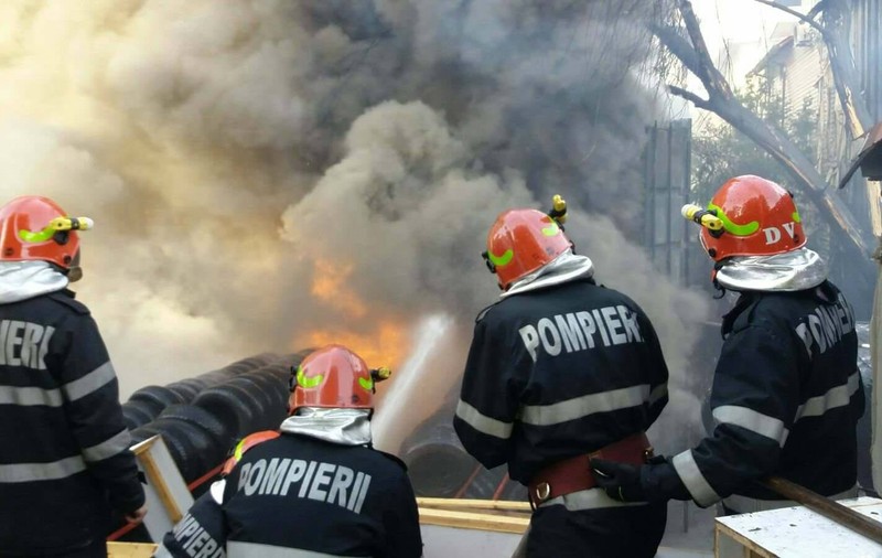 UPDATE | Incendiu la un azil bătrâni din București. Clădirea nu avea autorizație de securitate la incendiu. Se fac cercetări privind activitatea centrului (FOTO&VIDEO)