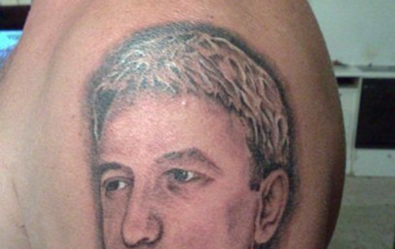 Ce nebunie! Şi l-a tatuat pe Dan Diaconescu