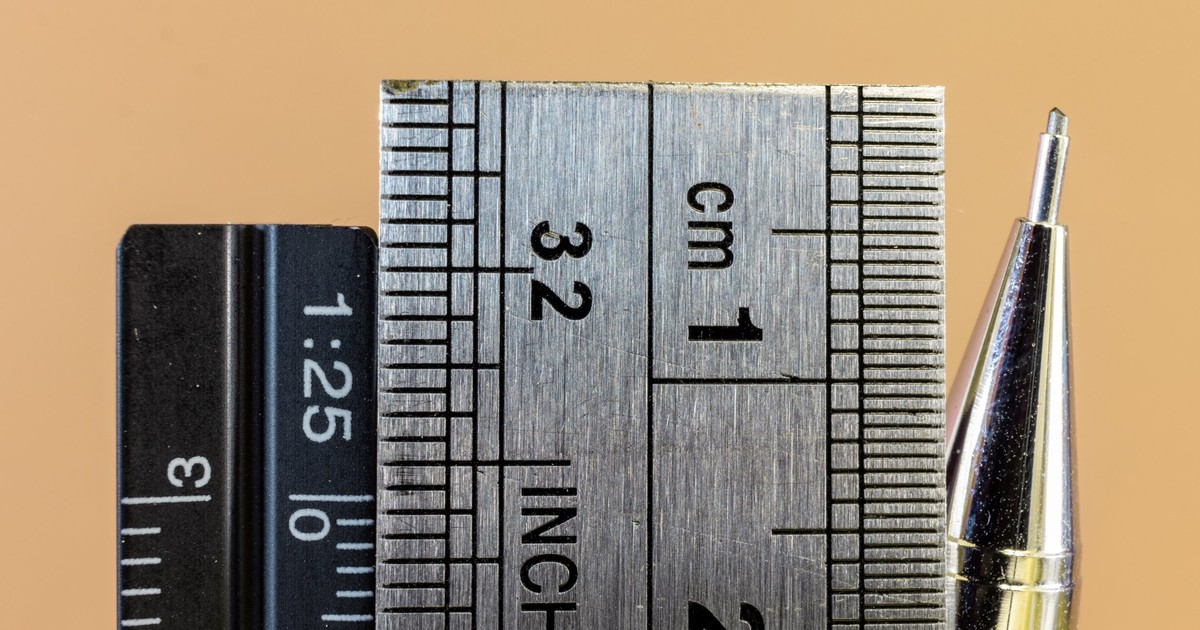 Care este deosebirea dintre sistemul metric și sistemul imperial de măsurare - Imagine cu două rigle cu ambele sisteme de măsurare, metric şi imperial