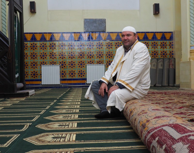REPORTAJ: Cântărește jumătate de tonă și are aproape 200 de ani. Povestea covorului dăruit de un sultan și adus din Ada Kaleh în moscheea din Constanța/ VIDEO&FOTO