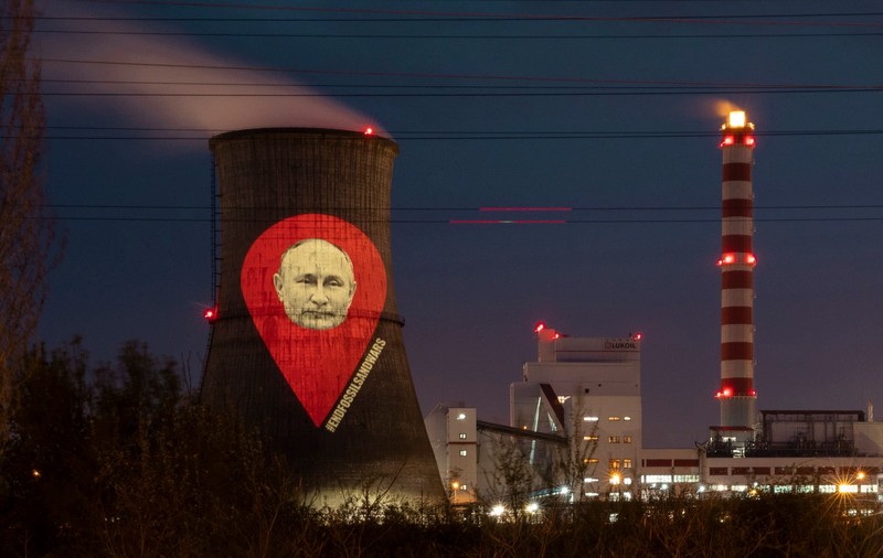 Protest Greenpeace la Ploiești. Chipul lui Putin, proiectat pe turnul rafinăriei Lukoil
