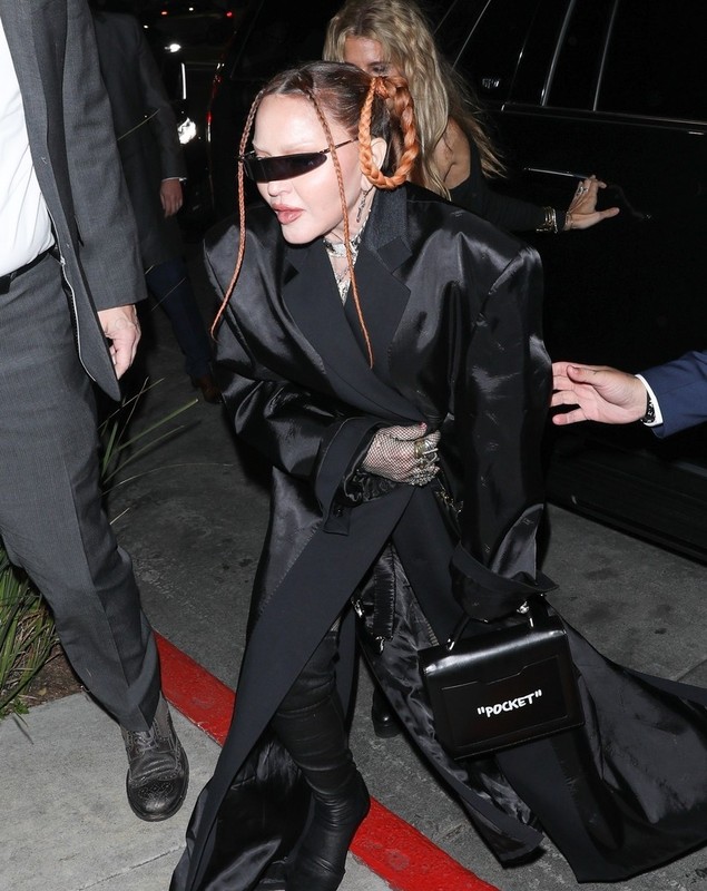 Madonna, excentrică la Premiile Grammy 2023. A apărut într-o ținută neagră, cu un bici în mână