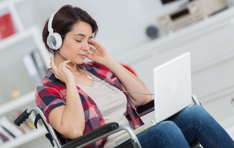 Privești pe monitor jocul undelor și asculți. Un doctor te scapă de stres cu muzica lui Gheorghe Zamfir