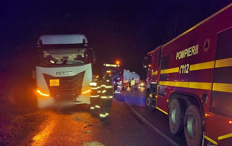 O autocisternă cu peste 30 de tone de combustibil a derapat în apropiere de Ploiești. Anunțul ISU Prahova