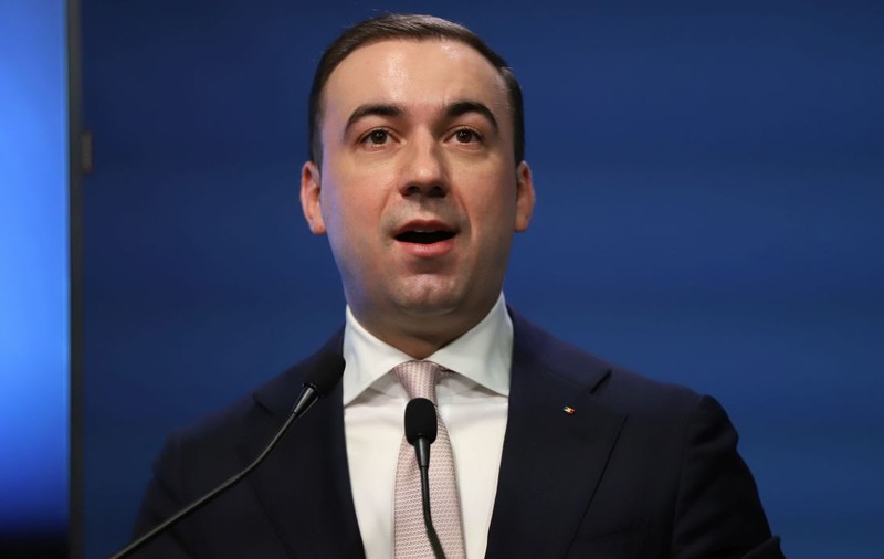 Pesediștii Bogdan Ivan și Radu Oprea, acuzați că „au fentat” coada pe aeroportul din Timișoara. Poliția Română și Poliția de Frontieră nu neagă, spun doar că nu au atribuții în organizarea cordonului de trecere