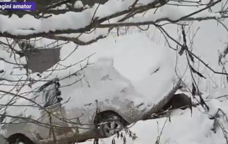 O mașină fără cauciucuri de iarnă a ajuns în prăpastie, la Buzău