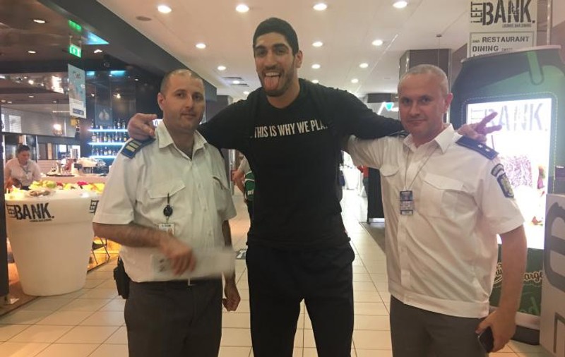 UPDATE. Enes Kanter, baschetbalist în NBA, a fost blocat pe aeroportul din București! Este un adversar al lui Erdogan! Reacția lui Meleșcanu / DOCUMENTE & VIDEO