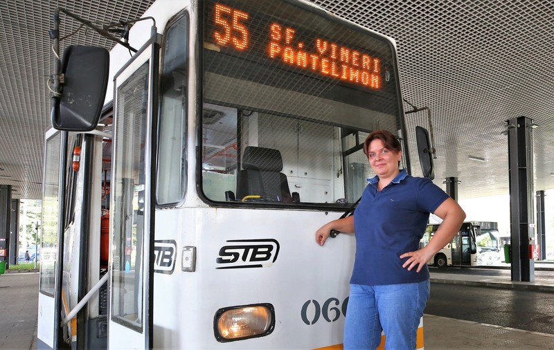 REPORTAJ. O zi din viața Florentinei, vatman pe tramvaiul 55 din Capitală. „Duc în spate 50 de tone și n-aș renunța pentru nimic în lume la asta”