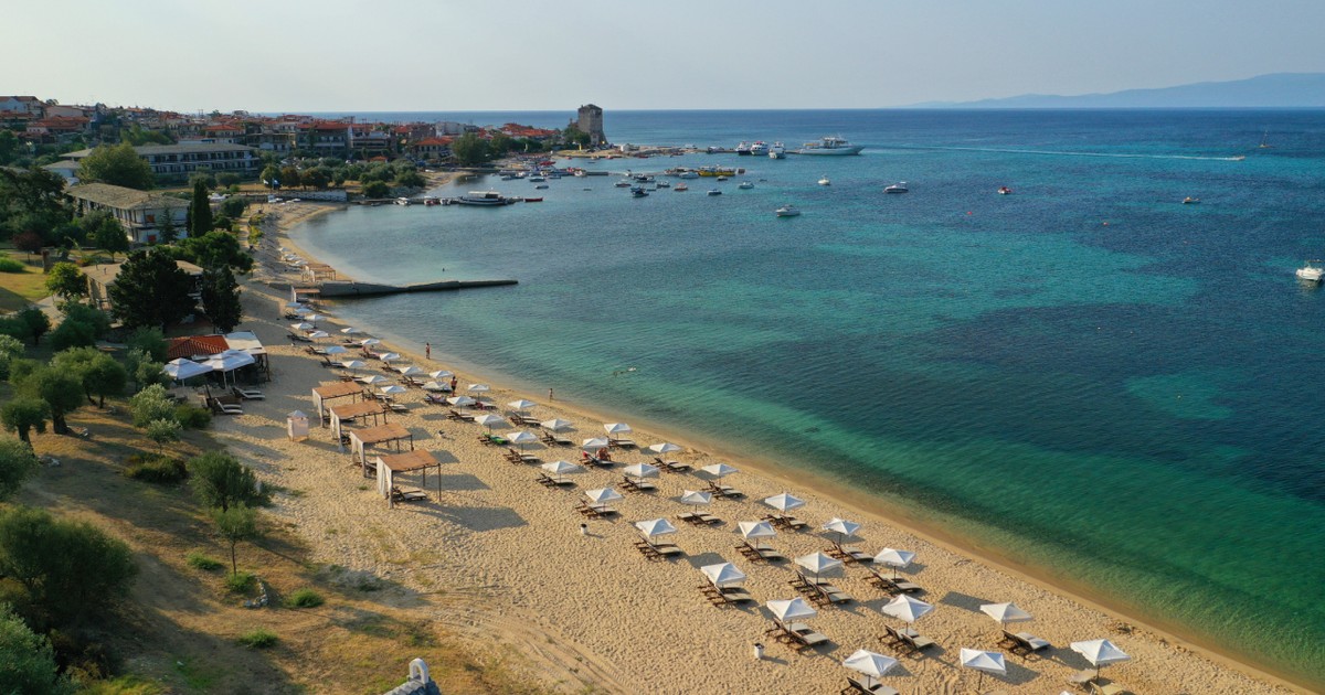 Fotografie aeriană a unei plaje cu nisip bine îngrijită din satul Ouranoupoli, Halkidiki, nordul Greciei