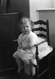 Regina Elisabeta a II-a, la 1 an și 2 luni. Iunie 1927. Foto: Profimedia