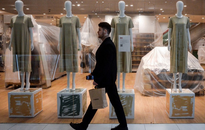 Cum strecoară rușii în țară haine Zara și mobile iPhone, după retragerea firmelor din Rusia. „Totul este perfect legal”